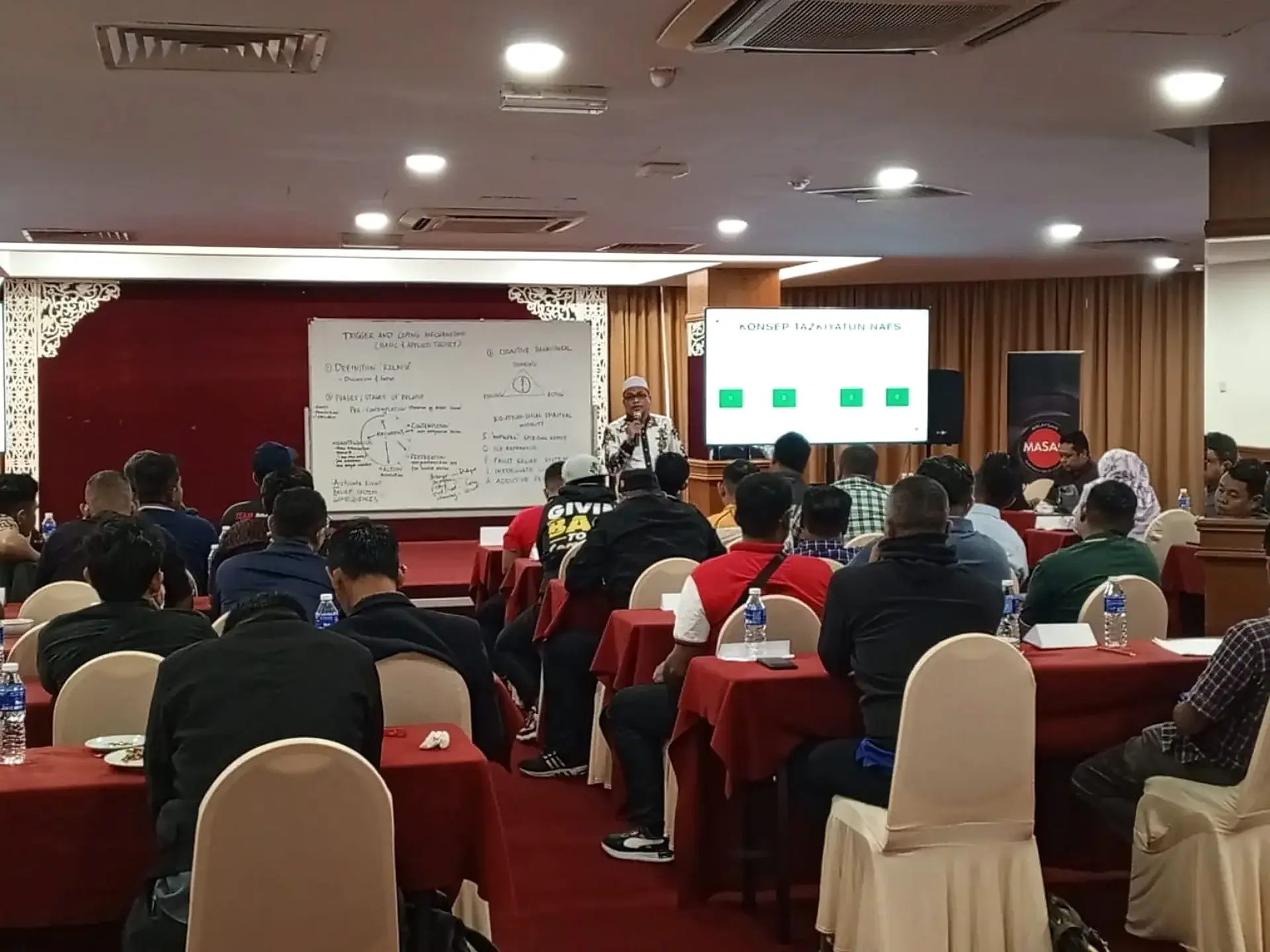 Ustaz Mohd Redzhuan menyampaikan perkongsian profesional dalam program latihan