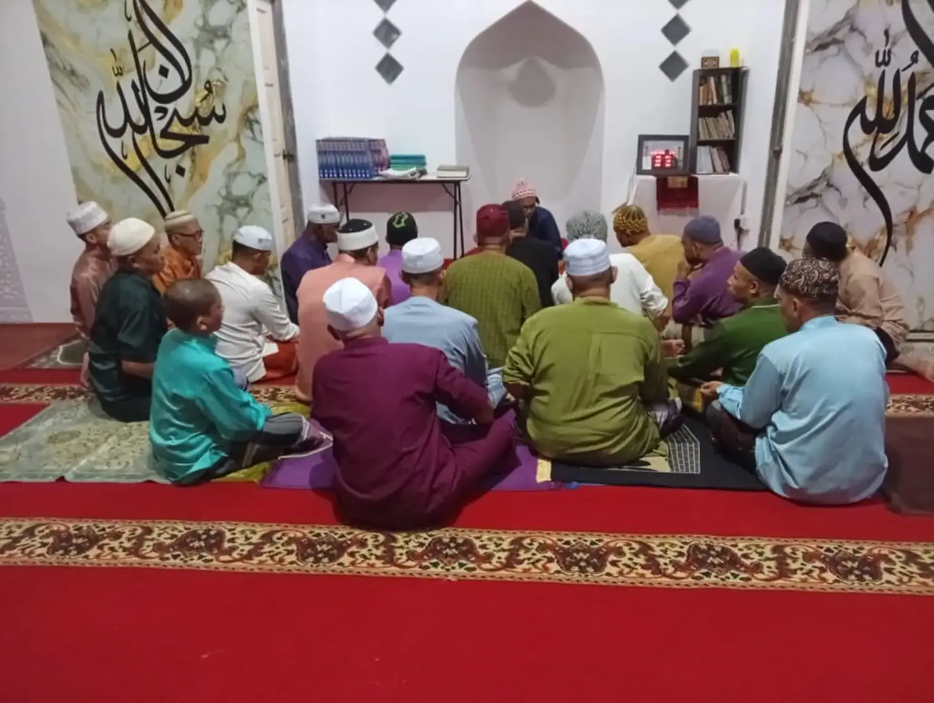 Ikhwan mengikuti rutin malam bacaan Kitab Sirah Nabi dan Kitab Fadhilat di Baitul Ridwan Rehab Center