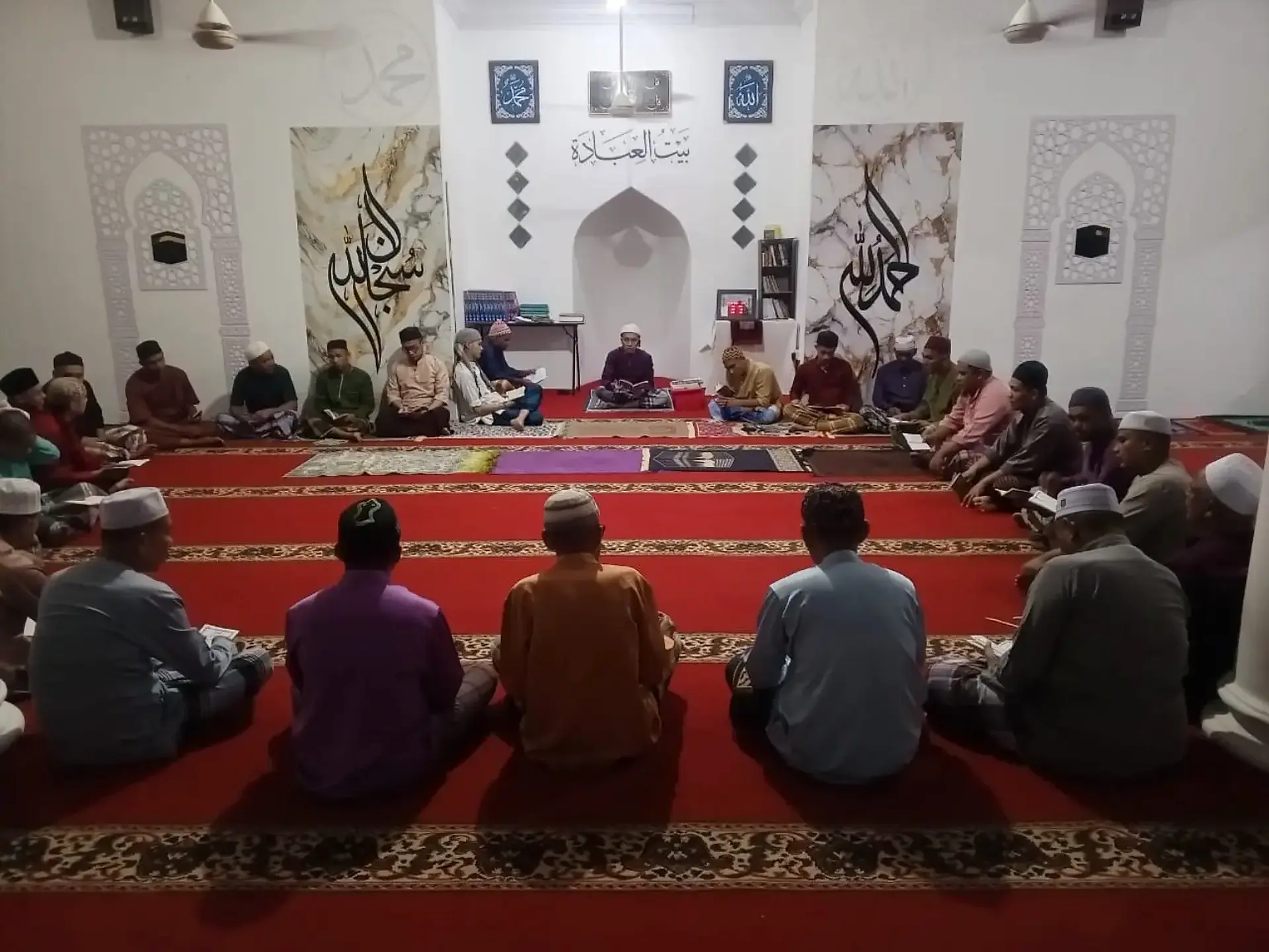 Ikhwan mengikuti rutin malam bacaan Surah Yaasiin secara berjemaah di Baitul Ridwan Rehab Center