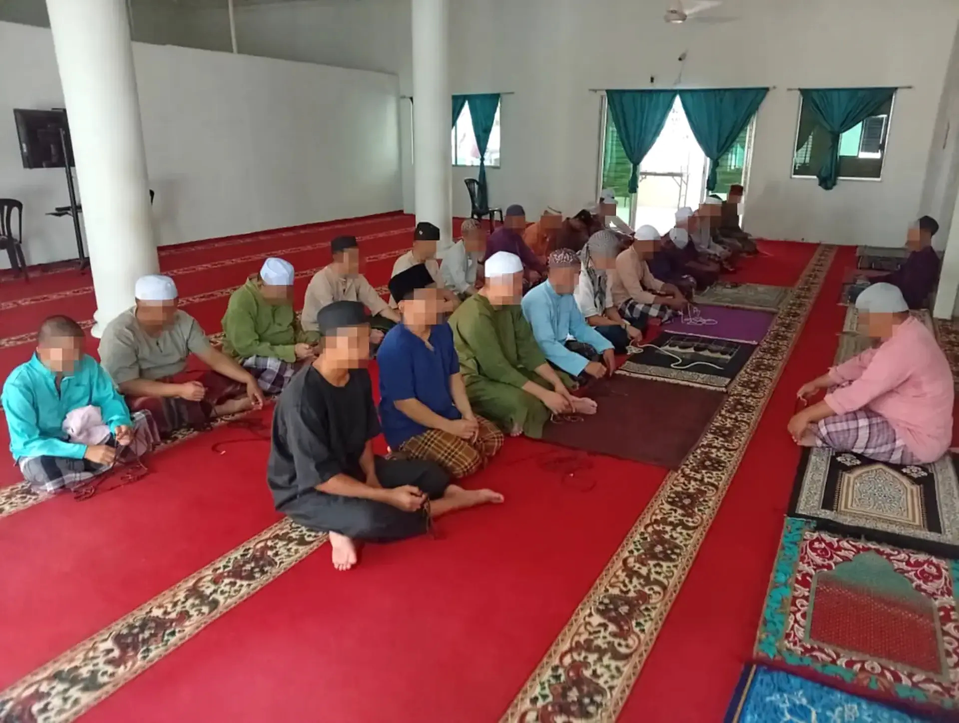 Sesi terapi zikir di ruang ibadah