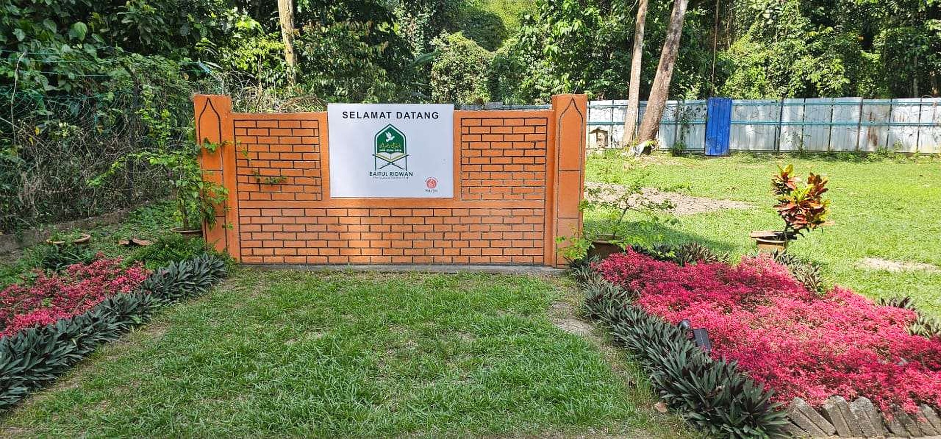 Pintu masuk dan taman Baitul Ridwan Rehab Center